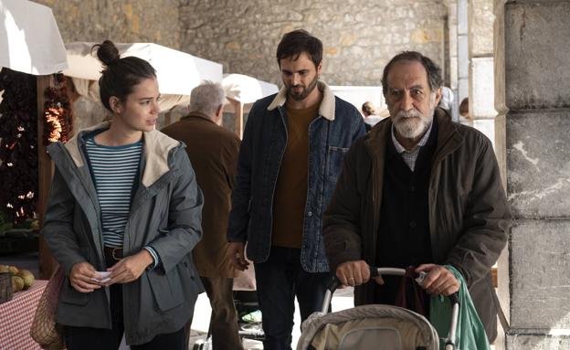 Laia Costa, Mikel Bustamante y Ramón Barea en 'Cinco lobitos'.