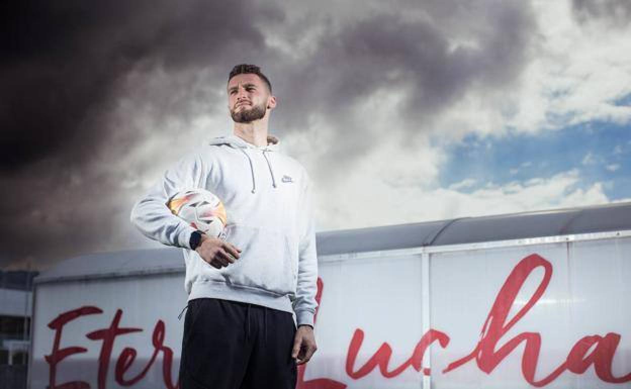 Duarte posa en la Ciudad Deportiva del Granada. 