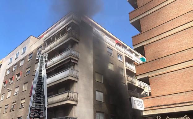 Actuación de los bomberos en el edificio afectado por el incendio