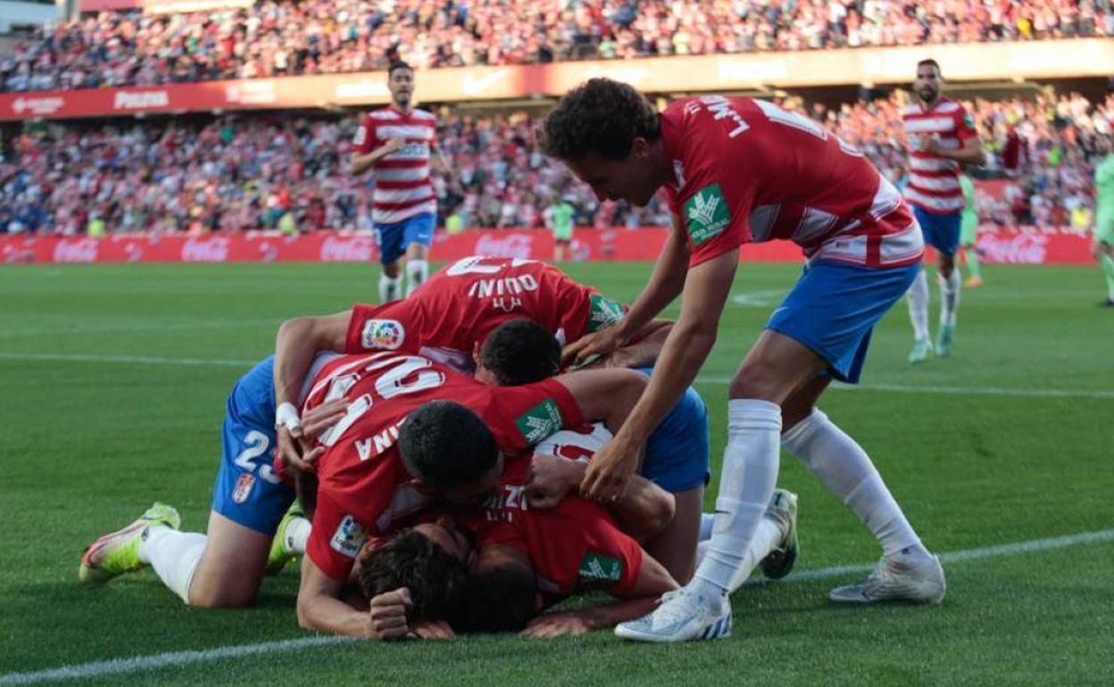 El Granada celebra en una piña el gol que dio la victoria, obra de Collado. 