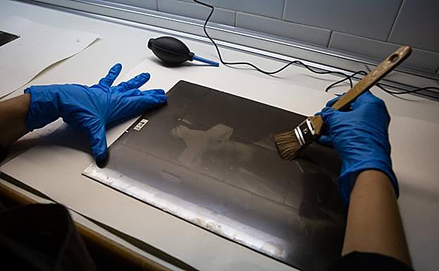 Eliminando suciedad de uno de los vidrios con una imagen de la Plaza de los Aljibes de la Alhambra. 