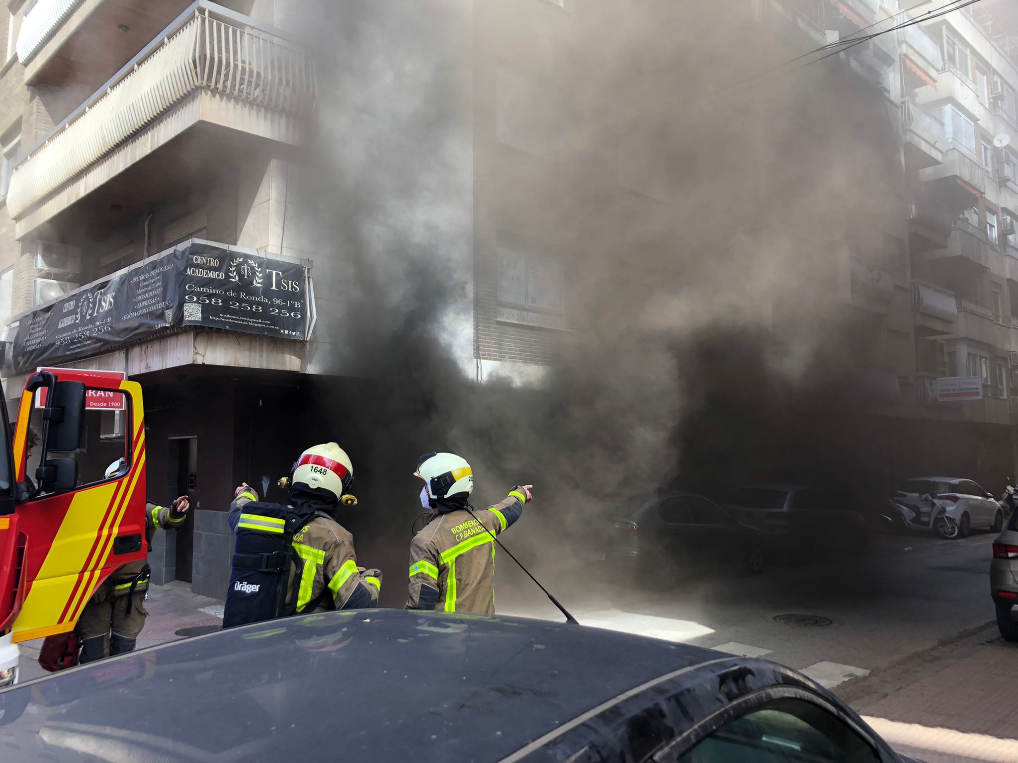 El fuego se ha originado en la calle Azorín