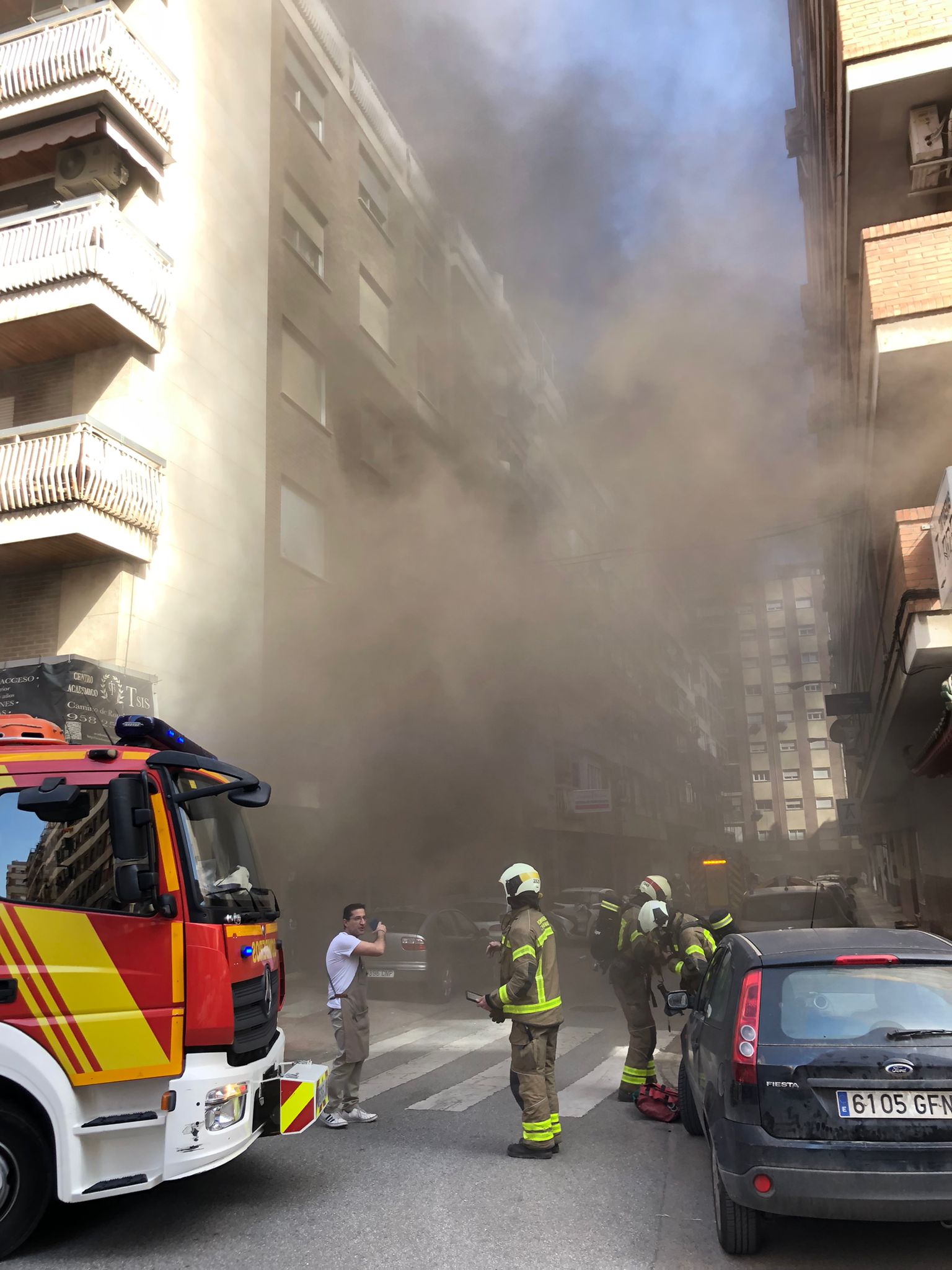 El fuego se ha originado en la calle Azorín