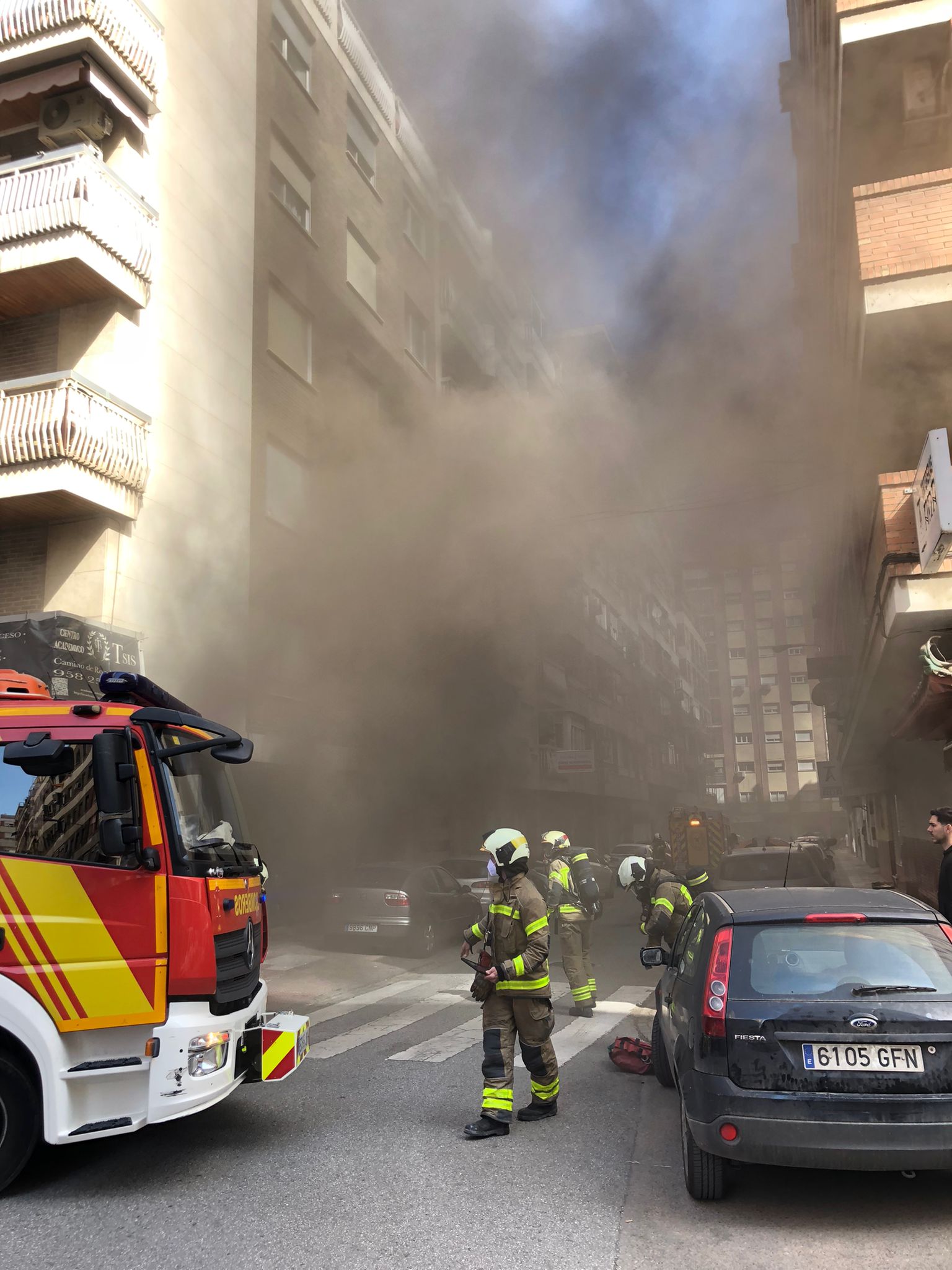 El fuego se ha originado en la calle Azorín