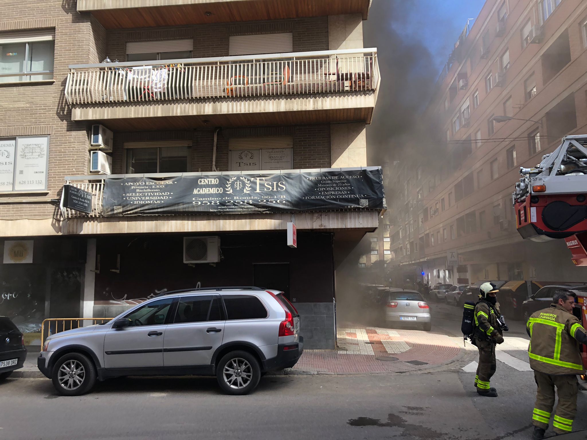 El fuego se ha originado en la calle Azorín