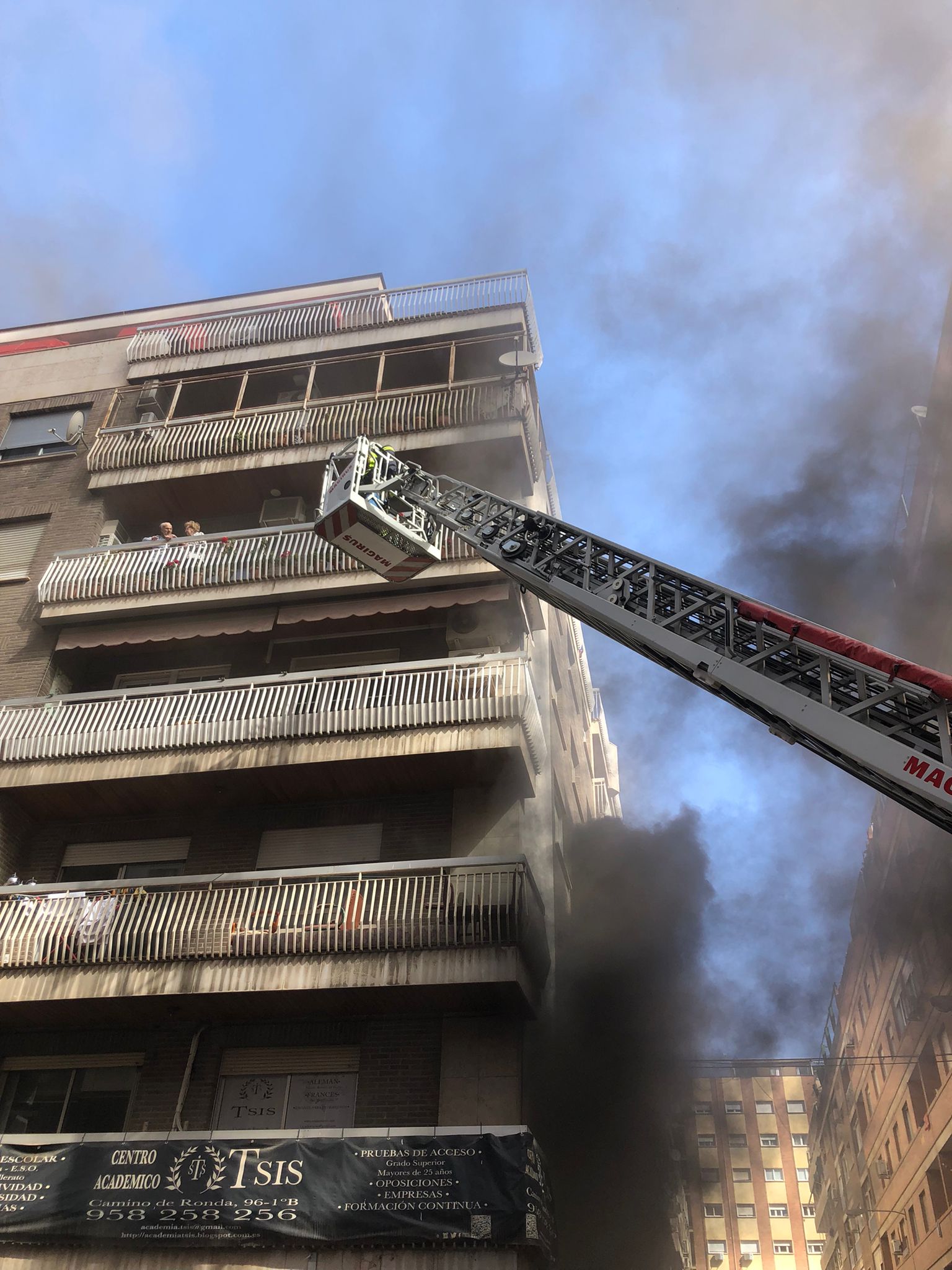 El fuego se ha originado en la calle Azorín