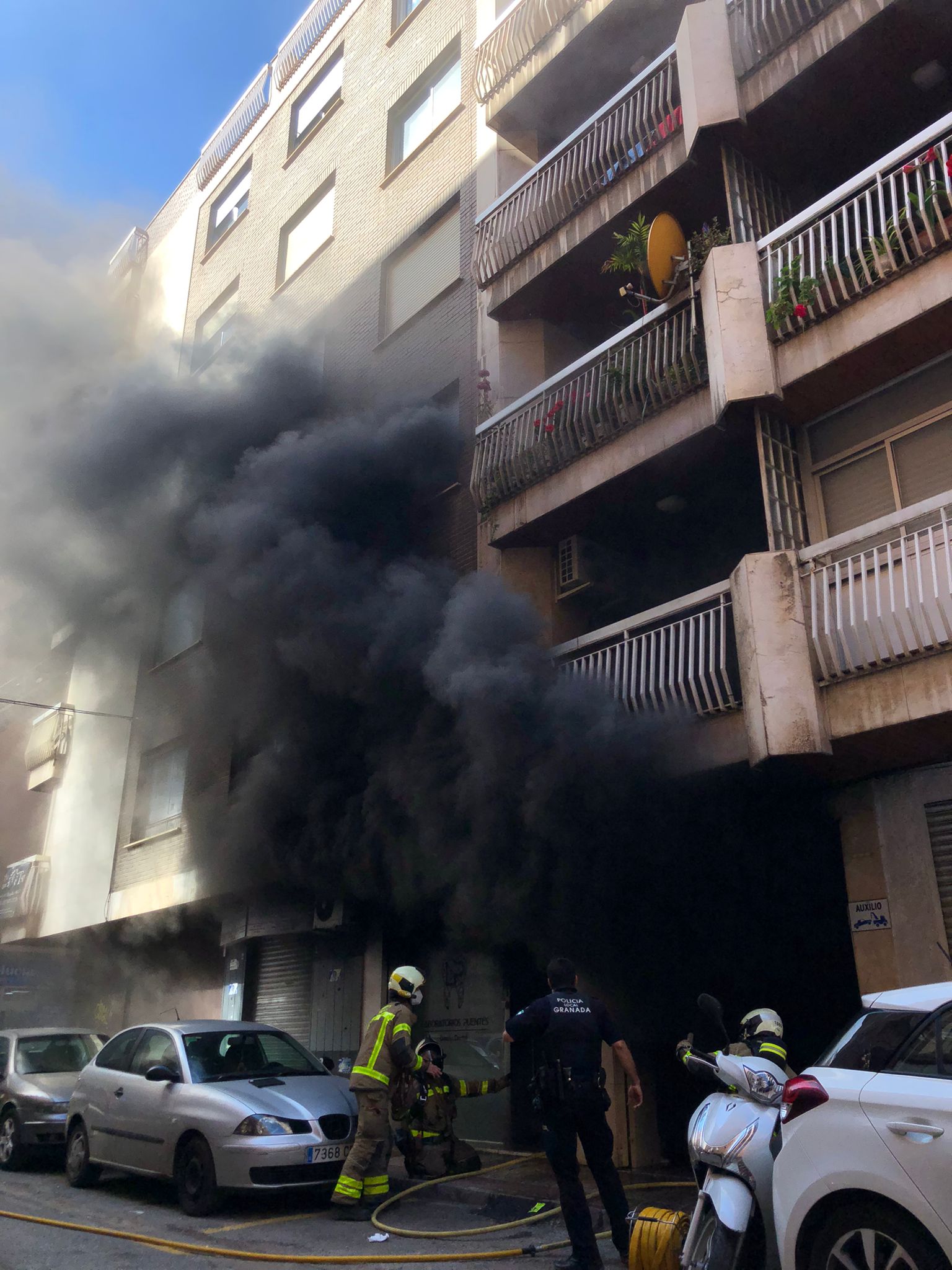 El fuego se ha originado en la calle Azorín