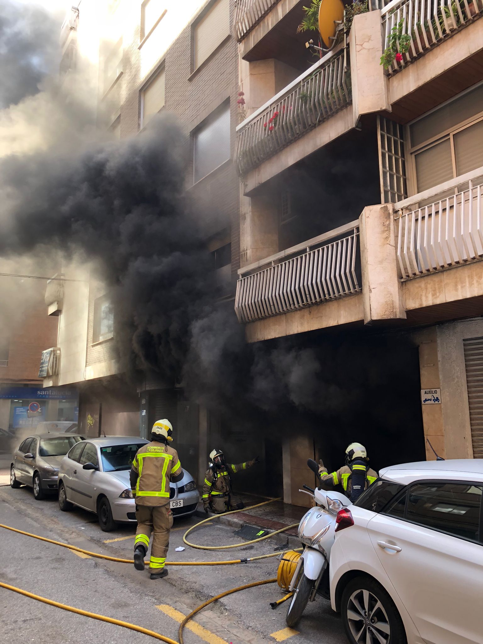 El fuego se ha originado en la calle Azorín