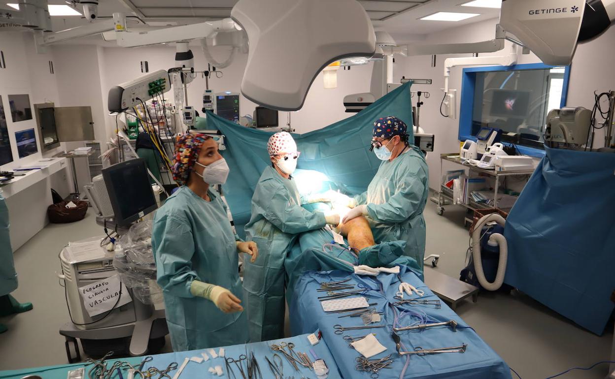 El cirujano José Patricio Linares inicia la intervención. 