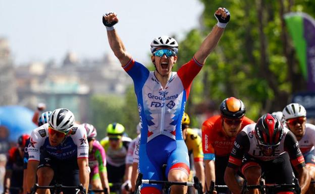 Arnaud Demare celebra su victoria en la quinta etapa del Giro.