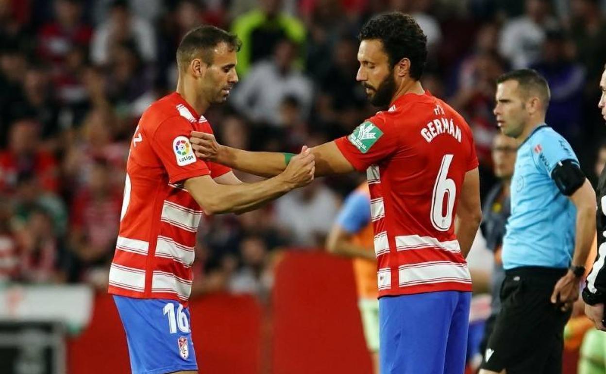 Víctor Díaz entrega el brazalete a Germán al ser sustituido. 