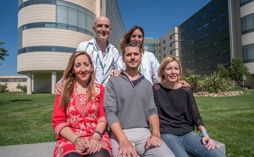 En primera fila, Encarni, Gabriel y Yolanda, pacientes. Detrás, los sanitarios José Luis Callejas e Inmaculada Jiménez.