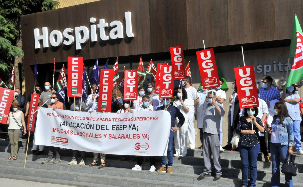 Nueva concentración sindical en la puerta del hospital linarense. 