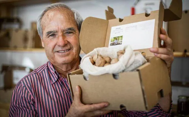 Julián Sánchez vende vino y sus nueces ecológicas. 