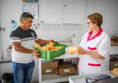 Imagen secundaria 1 - Anita 'La Cortijera' vende aceite, Juan calabazas y Dani ajos. 