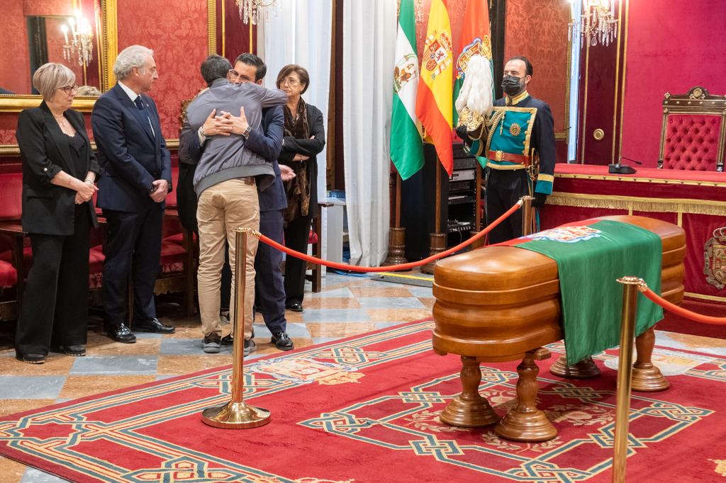 Capilla ardiente instalada en el Ayuntamiento de Granada para despedir a José María Corpas