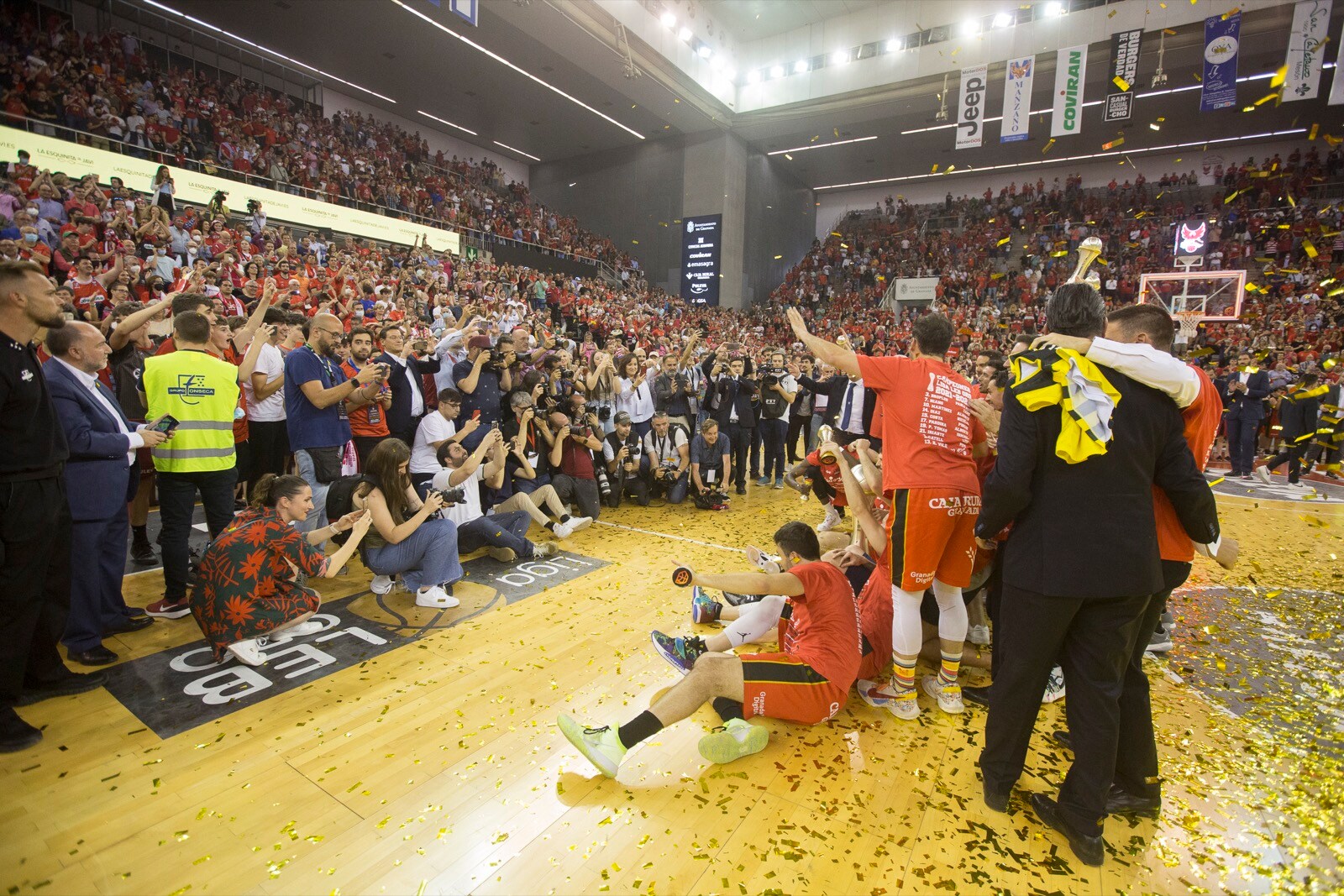 Las mejores fotos de la alegría rojinegra tras volver a la ACB