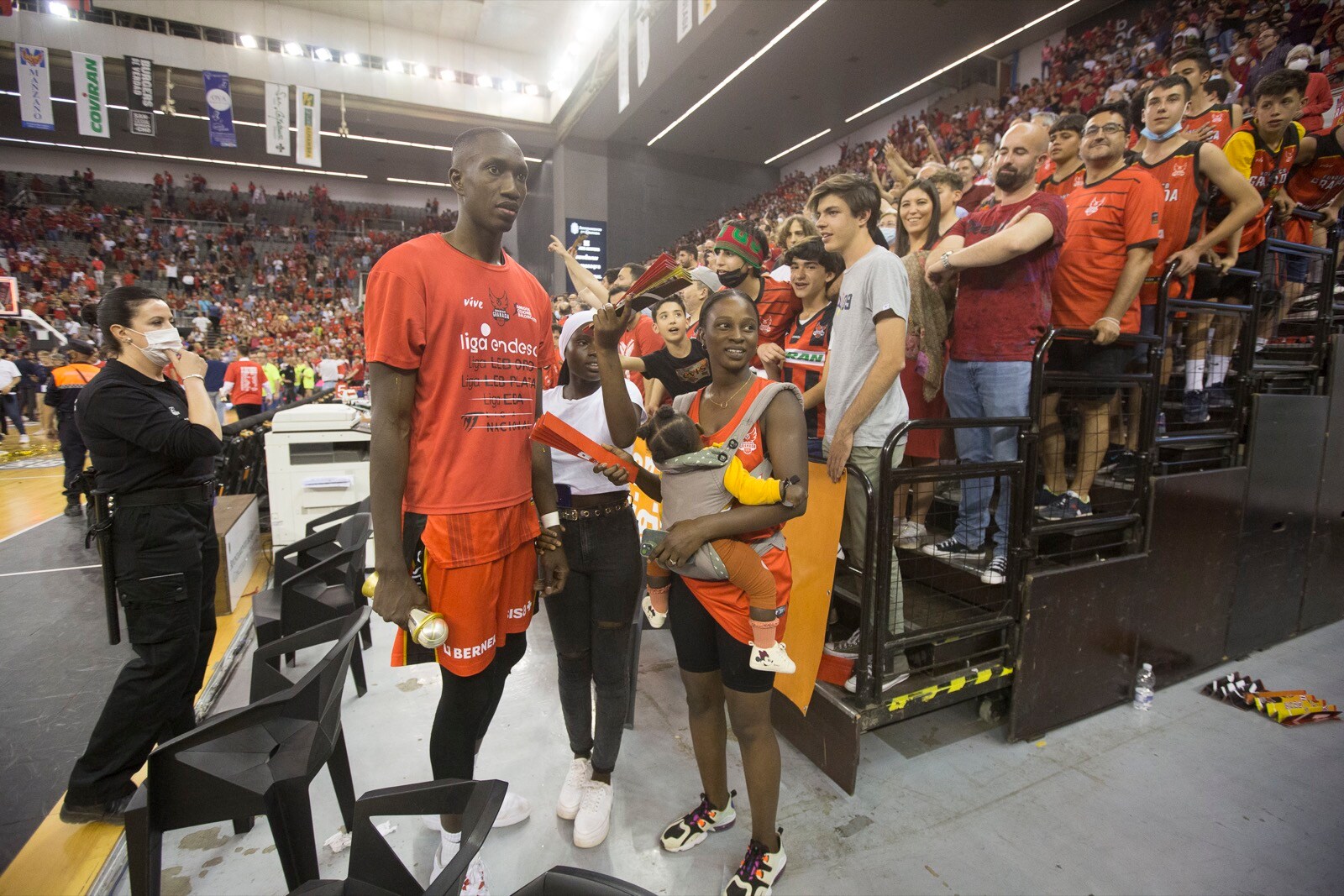 Las mejores fotos de la alegría rojinegra tras volver a la ACB