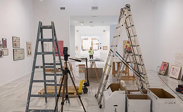 Las siglas C. B. presiden la gran sala donde se encuentra la exposición. En la foto, la fase de montaje.