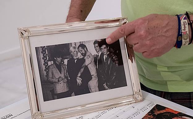 En la foto, Berlanga (segundo por la derecha) junto a Andy Warhol..