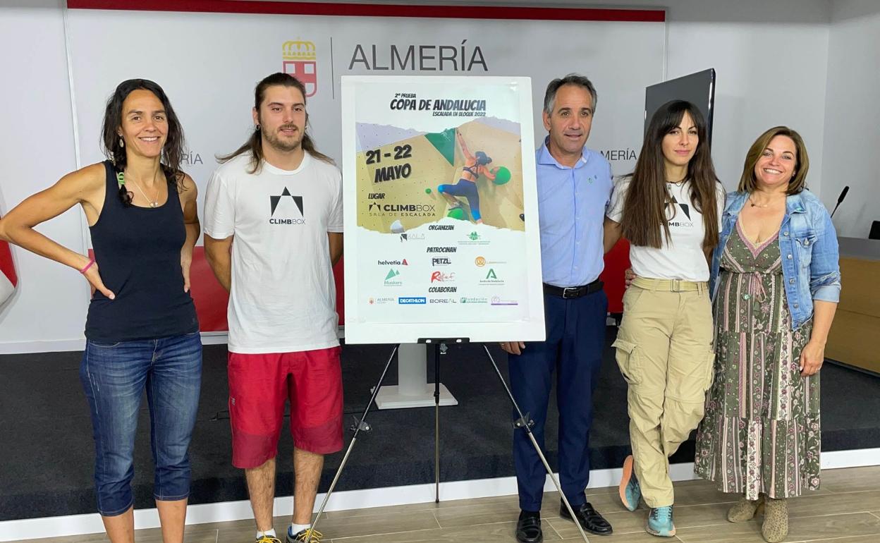 Juan José Segura, junto a los representantes de la FAM y Climbbox, centro organizador.