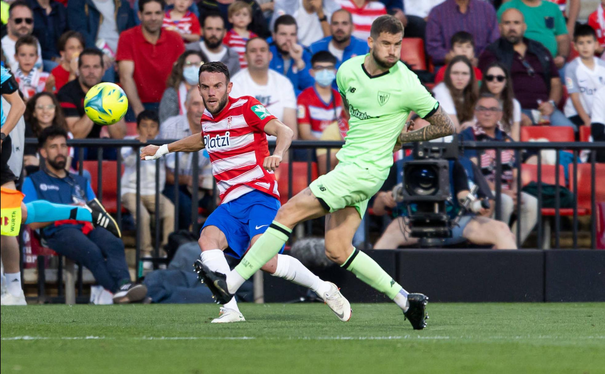 Quini centra un balón desde la derecha frente a Iñigo Martínez ante el Athletic.