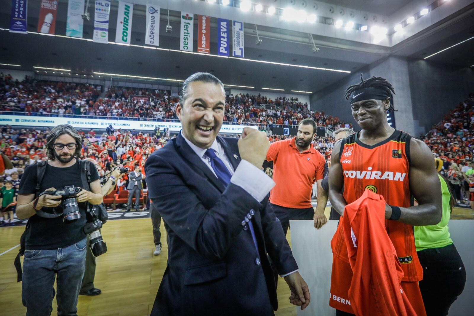 Las mejores fotos de la alegría rojinegra tras volver a la ACB