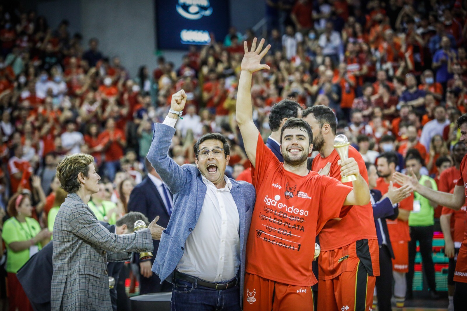 Las mejores fotos de la alegría rojinegra tras volver a la ACB