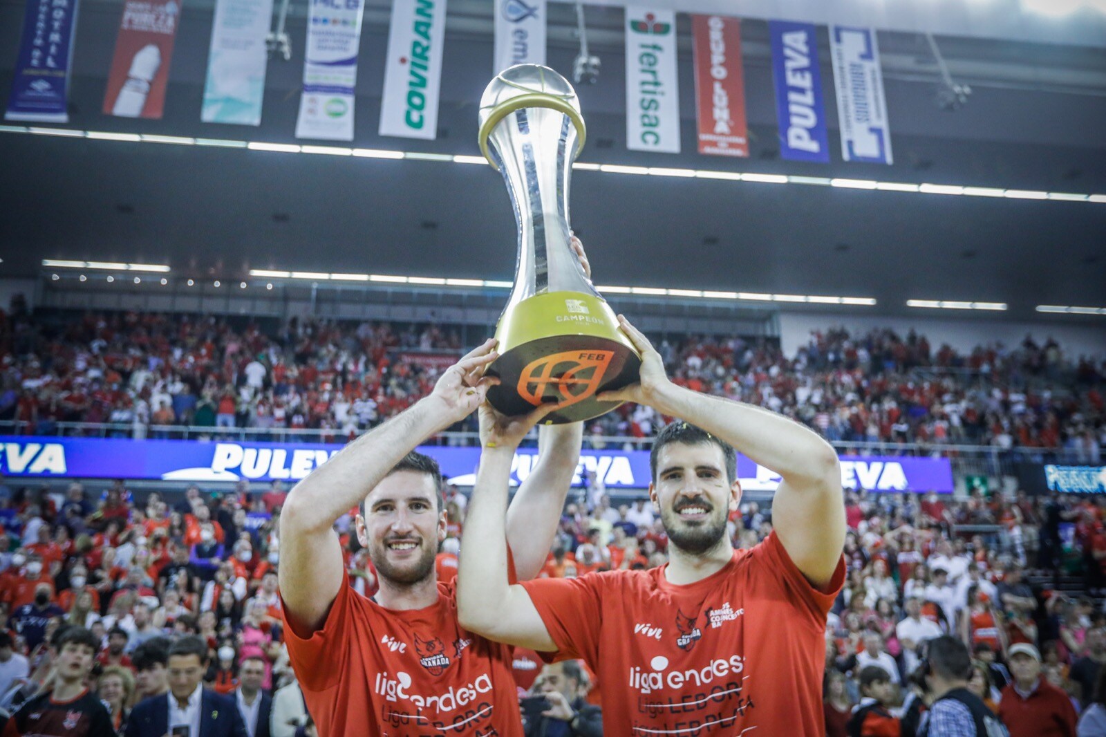 Las mejores fotos de la alegría rojinegra tras volver a la ACB