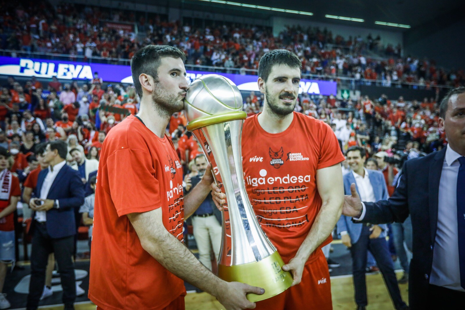 Las mejores fotos de la alegría rojinegra tras volver a la ACB