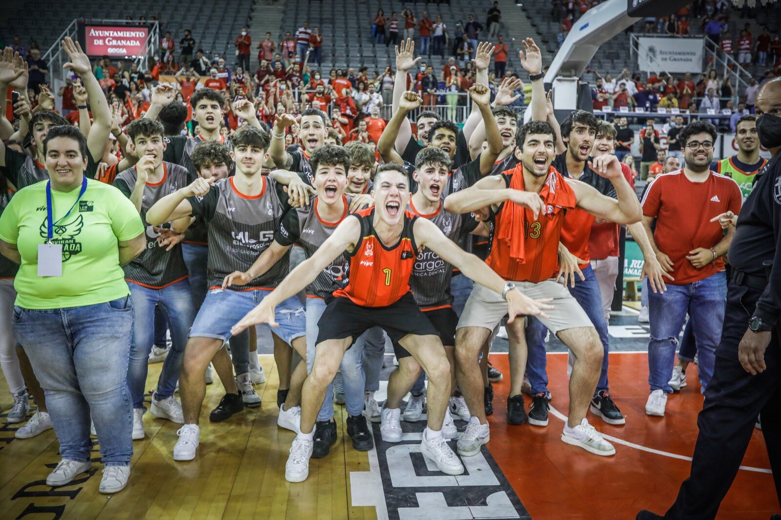 Las mejores fotos de la alegría rojinegra tras volver a la ACB