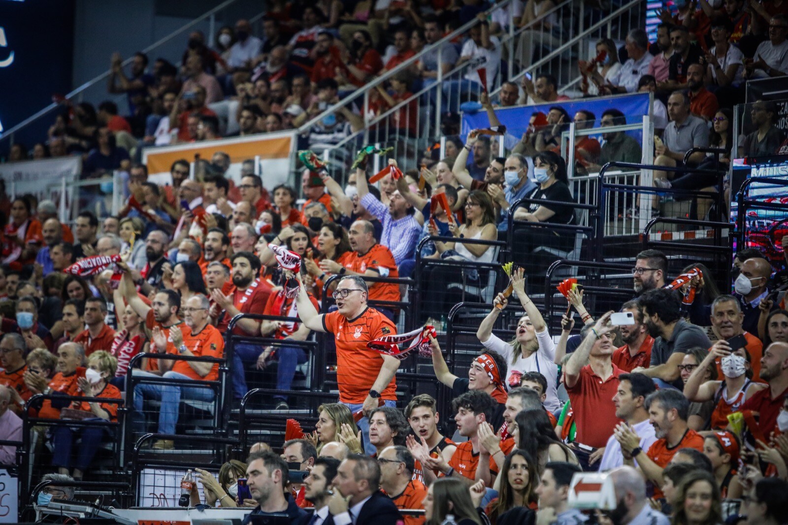 Las mejores fotos de la alegría rojinegra tras volver a la ACB