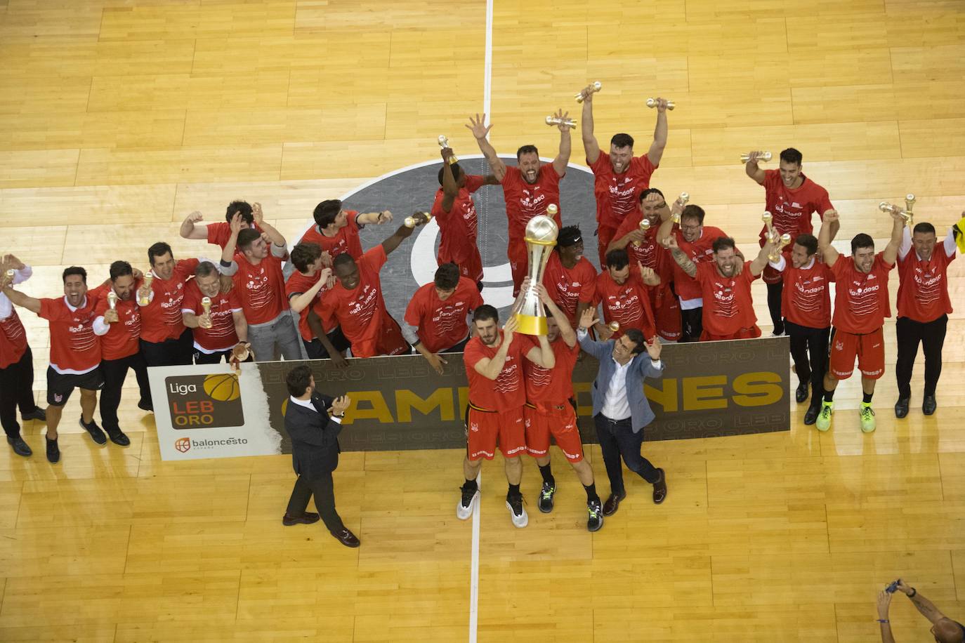 Las mejores fotos de la alegría rojinegra tras volver a la ACB