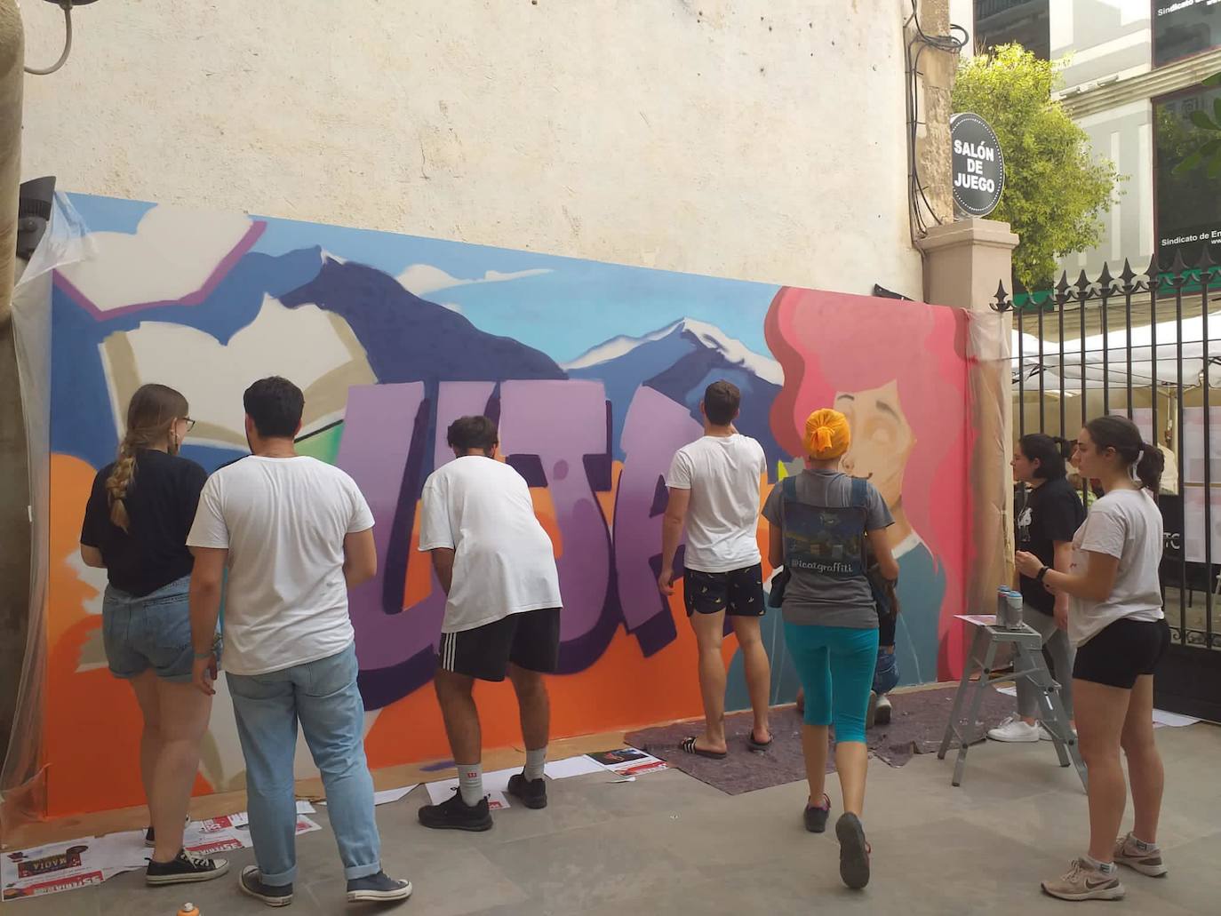 Imagen de los participantes en el taller de graffitti. 