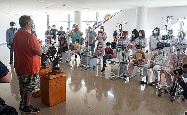 Imagen principal - Los niños disfrutaron con los halcones y los trajes de bombero.