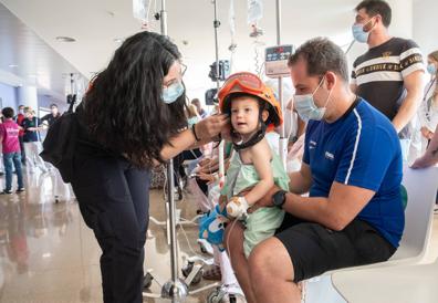 Imagen secundaria 1 - Los niños disfrutaron con los halcones y los trajes de bombero.