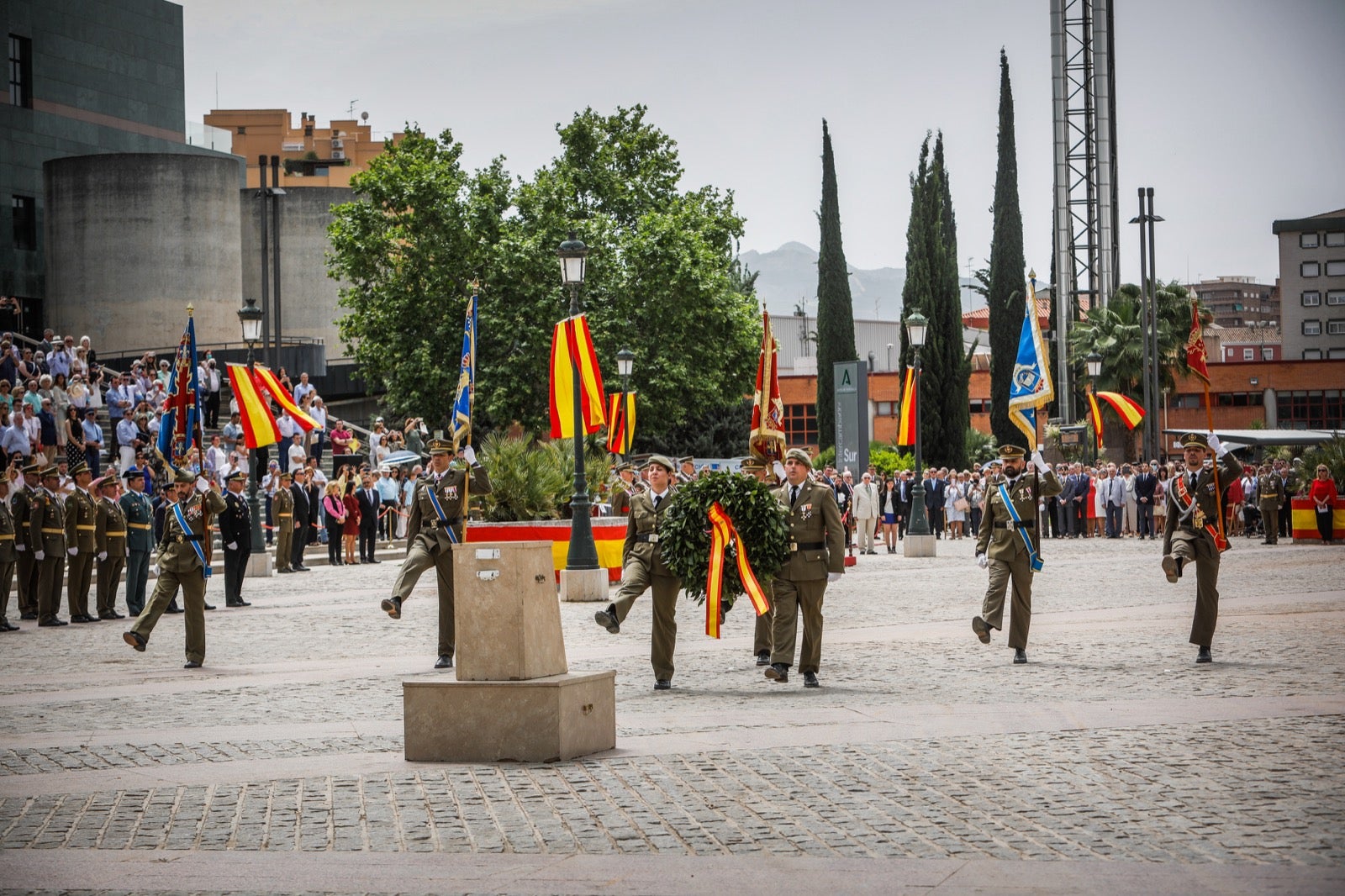 Más de 300 granadinos han llevado a cabo el juramento en la explanada del Palacio de Congresos.