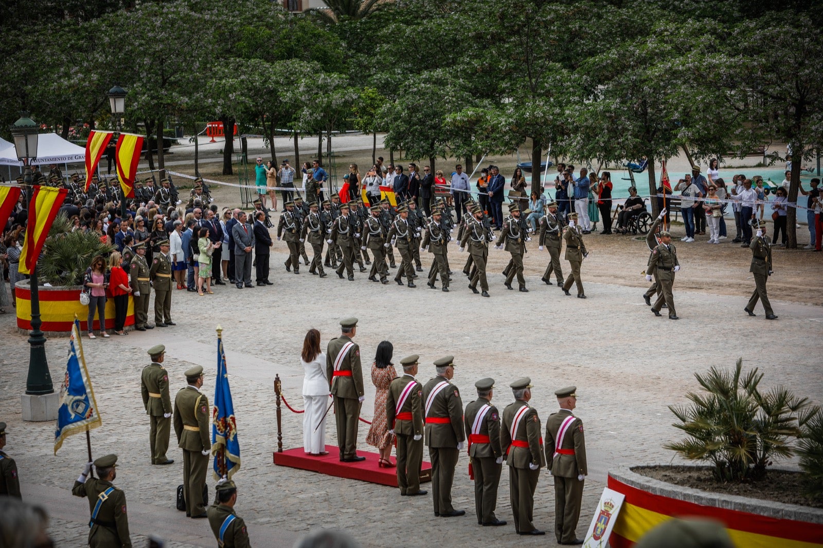 Más de 300 granadinos han llevado a cabo el juramento en la explanada del Palacio de Congresos.