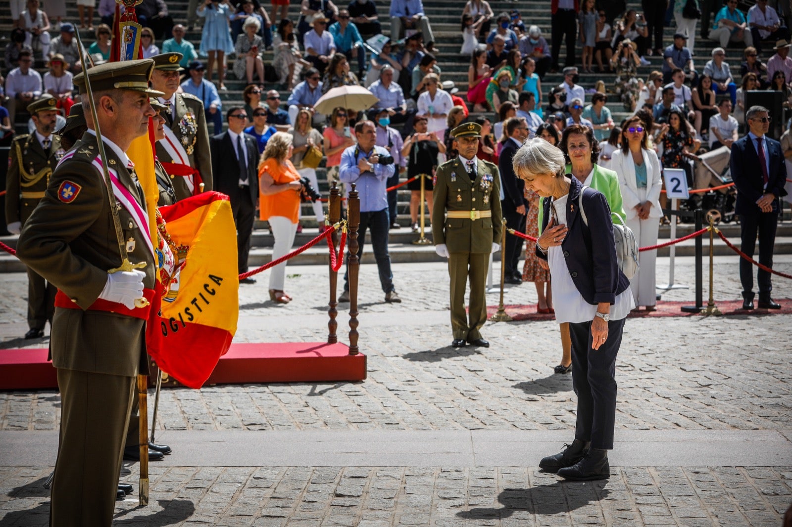 Más de 300 granadinos han llevado a cabo el juramento en la explanada del Palacio de Congresos.