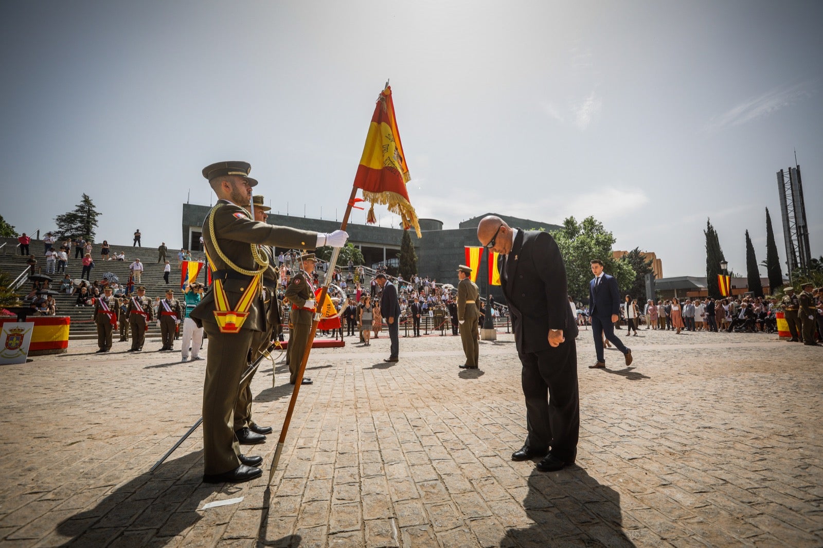 Más de 300 granadinos han llevado a cabo el juramento en la explanada del Palacio de Congresos.