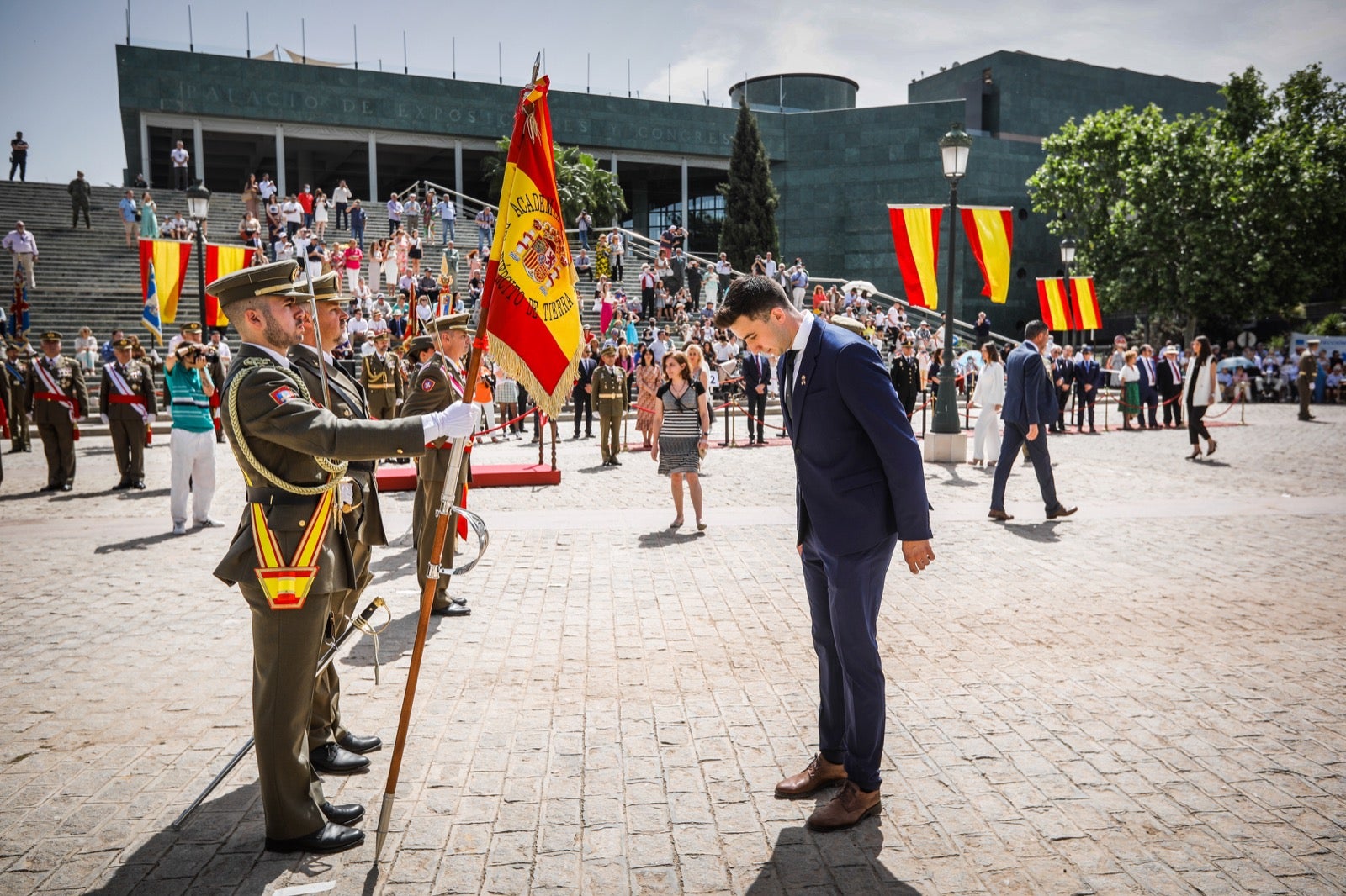 Más de 300 granadinos han llevado a cabo el juramento en la explanada del Palacio de Congresos.