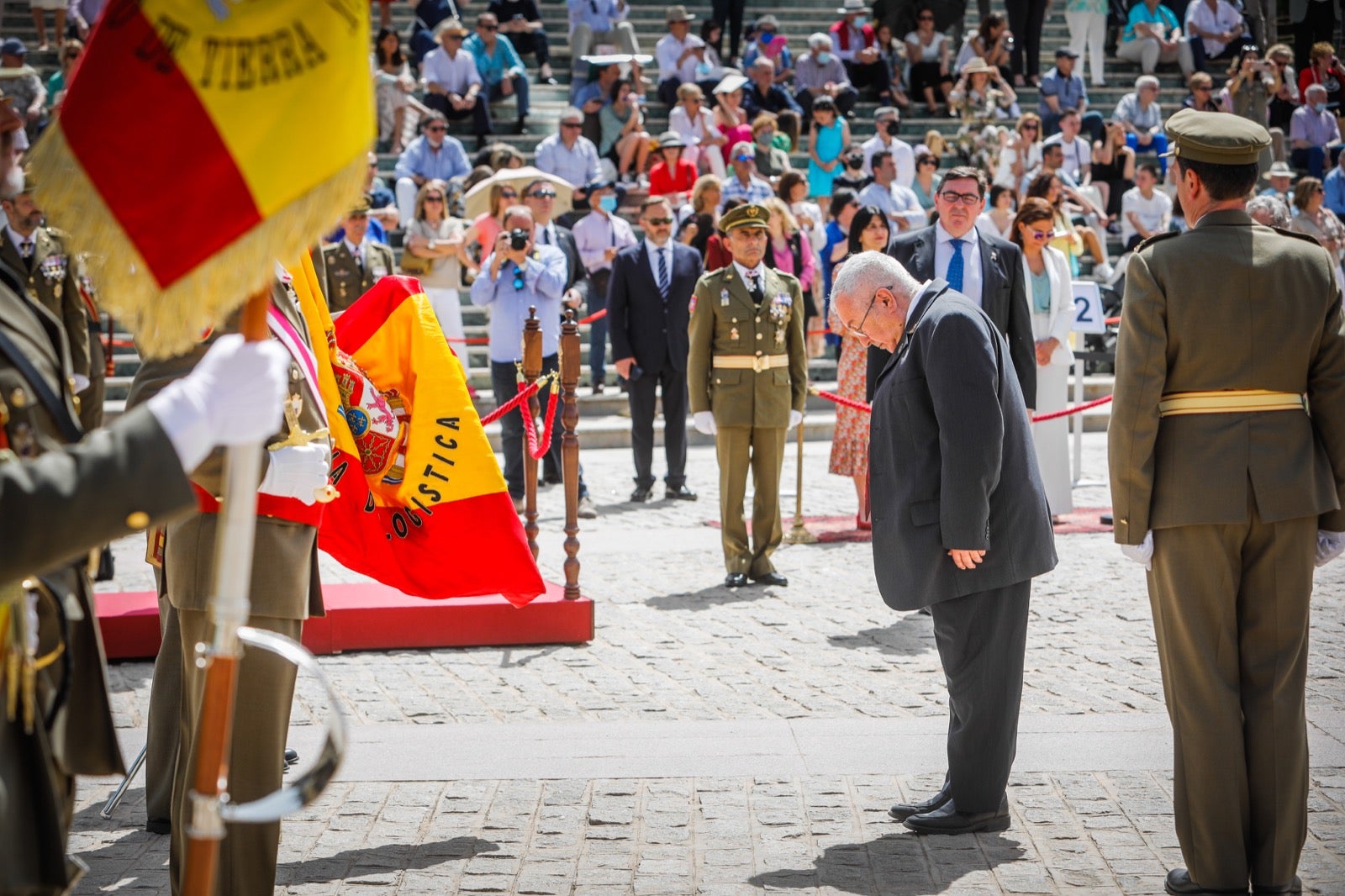 Más de 300 granadinos han llevado a cabo el juramento en la explanada del Palacio de Congresos.