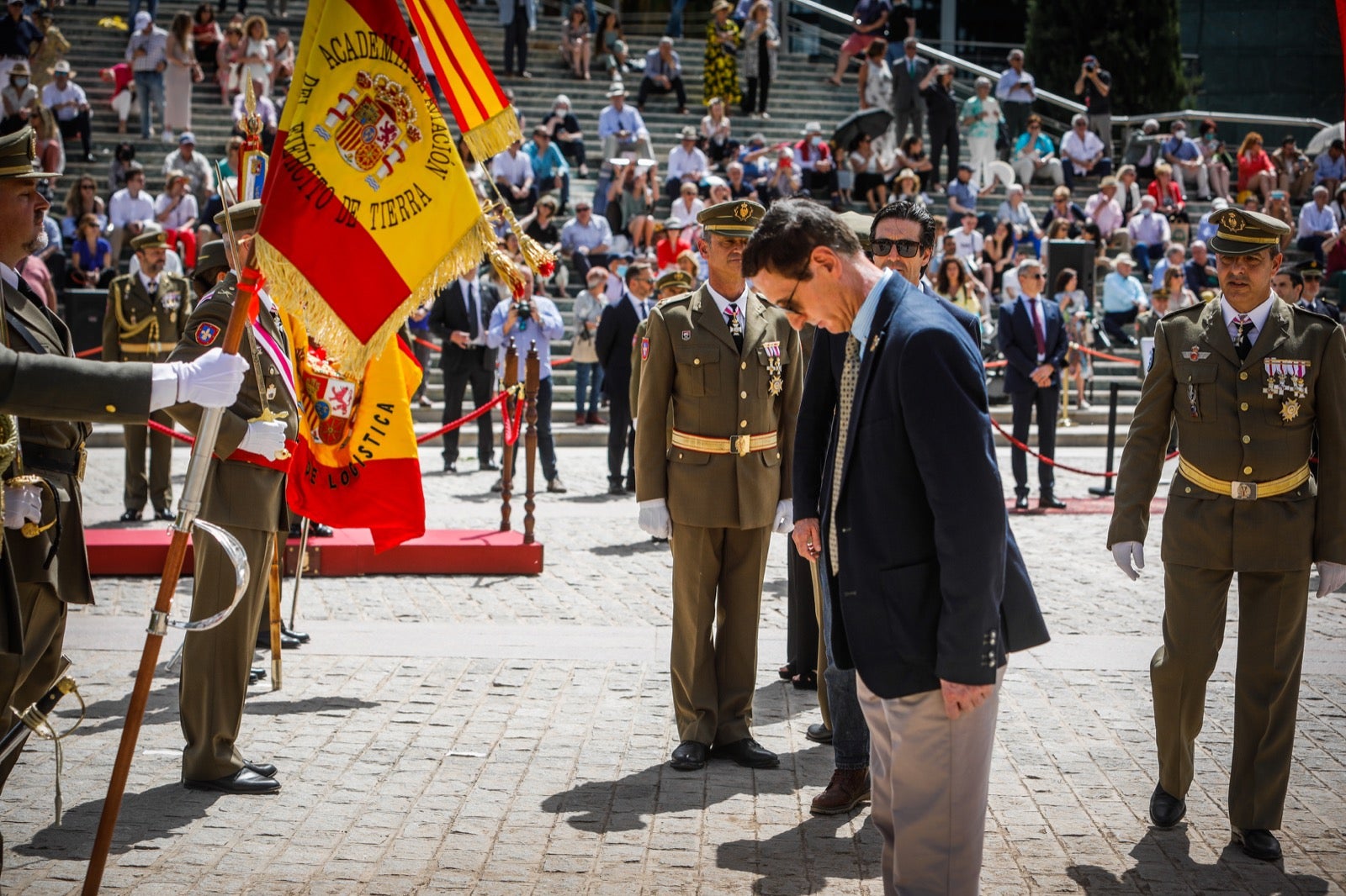Más de 300 granadinos han llevado a cabo el juramento en la explanada del Palacio de Congresos.
