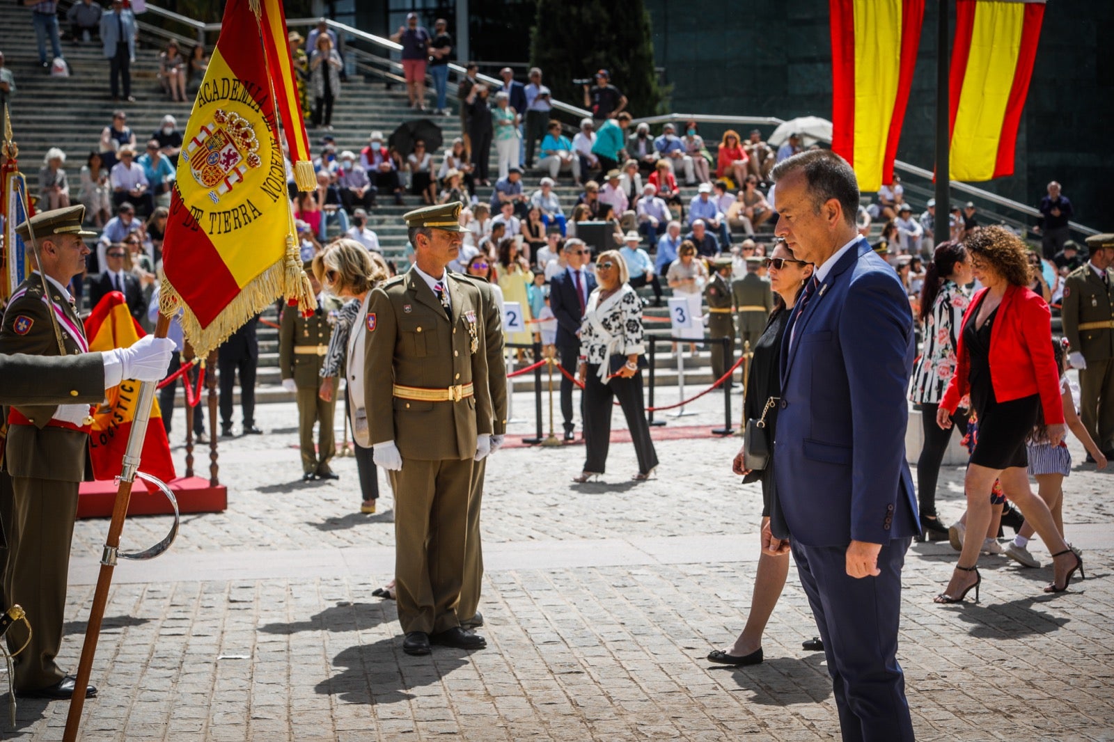 Más de 300 granadinos han llevado a cabo el juramento en la explanada del Palacio de Congresos.