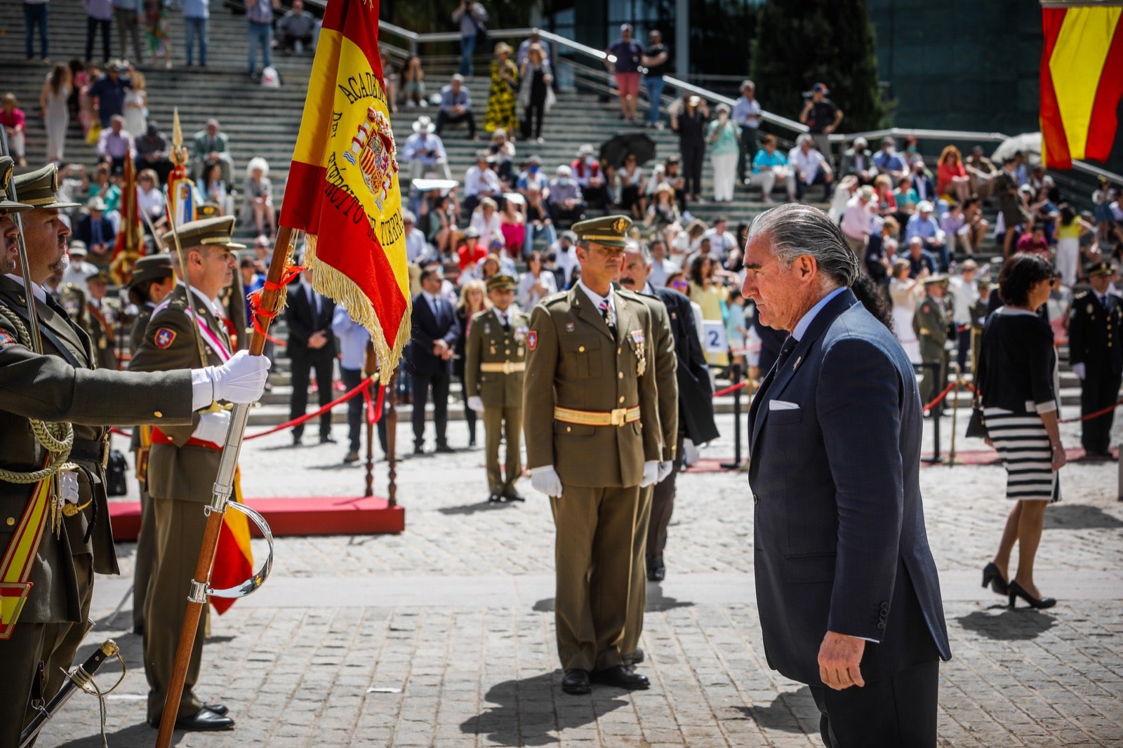 Más de 300 granadinos han llevado a cabo el juramento en la explanada del Palacio de Congresos.