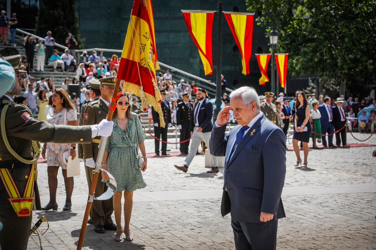 Más de 300 granadinos han llevado a cabo el juramento en la explanada del Palacio de Congresos.
