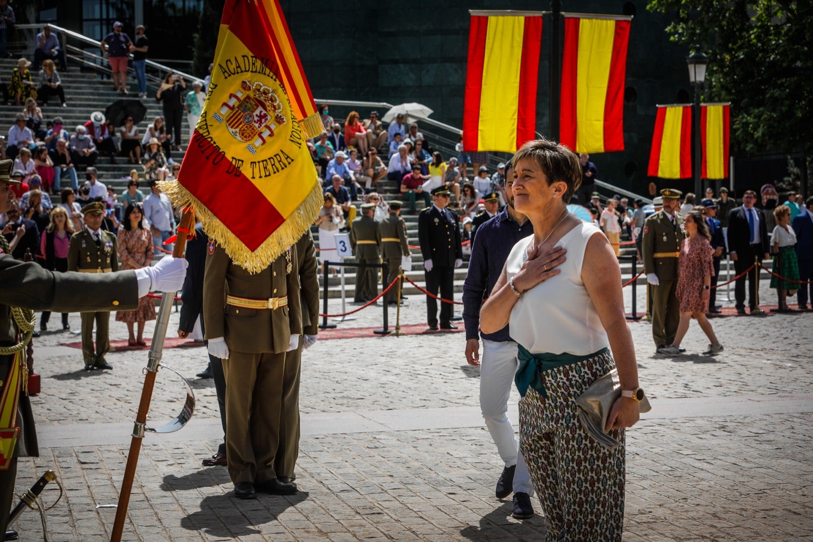 Más de 300 granadinos han llevado a cabo el juramento en la explanada del Palacio de Congresos.