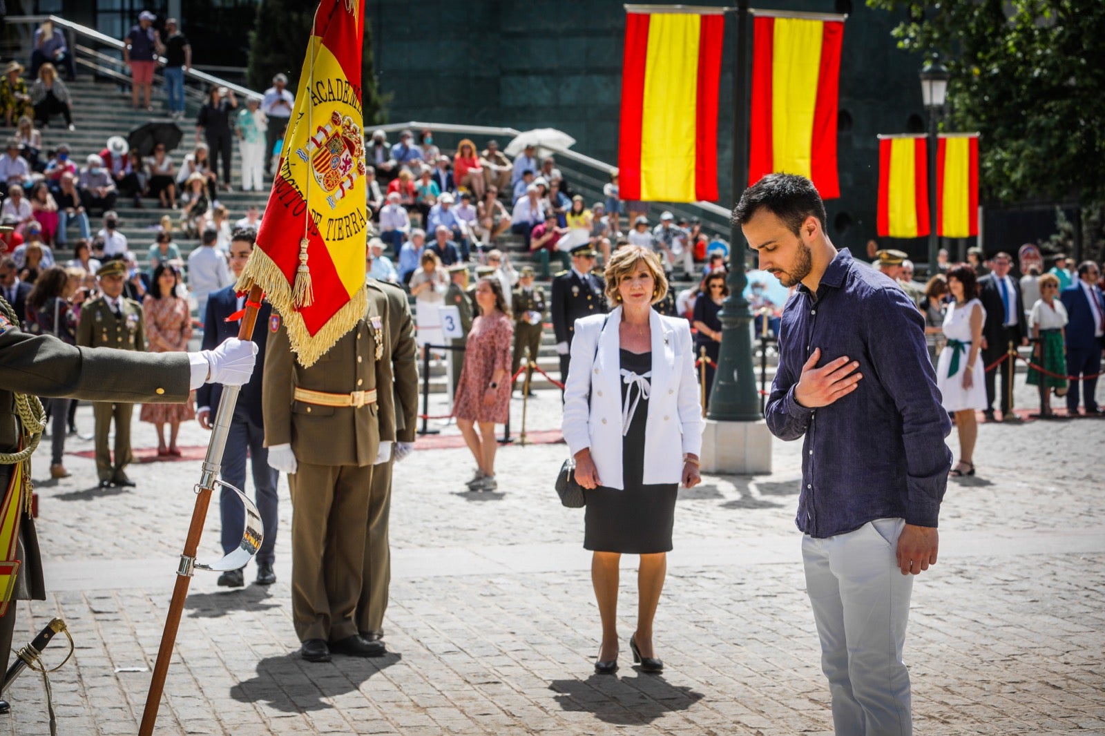 Más de 300 granadinos han llevado a cabo el juramento en la explanada del Palacio de Congresos.