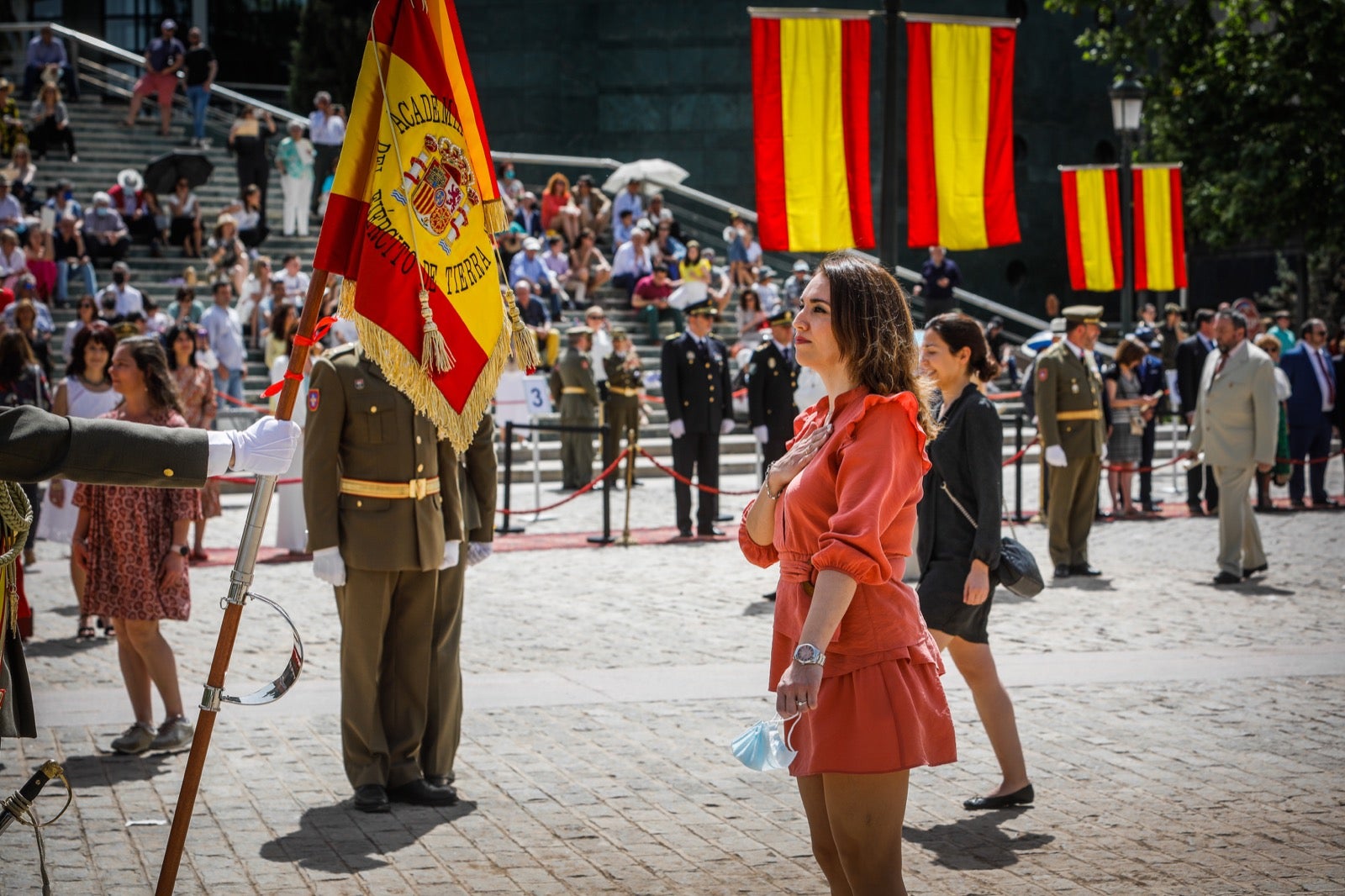 Más de 300 granadinos han llevado a cabo el juramento en la explanada del Palacio de Congresos.