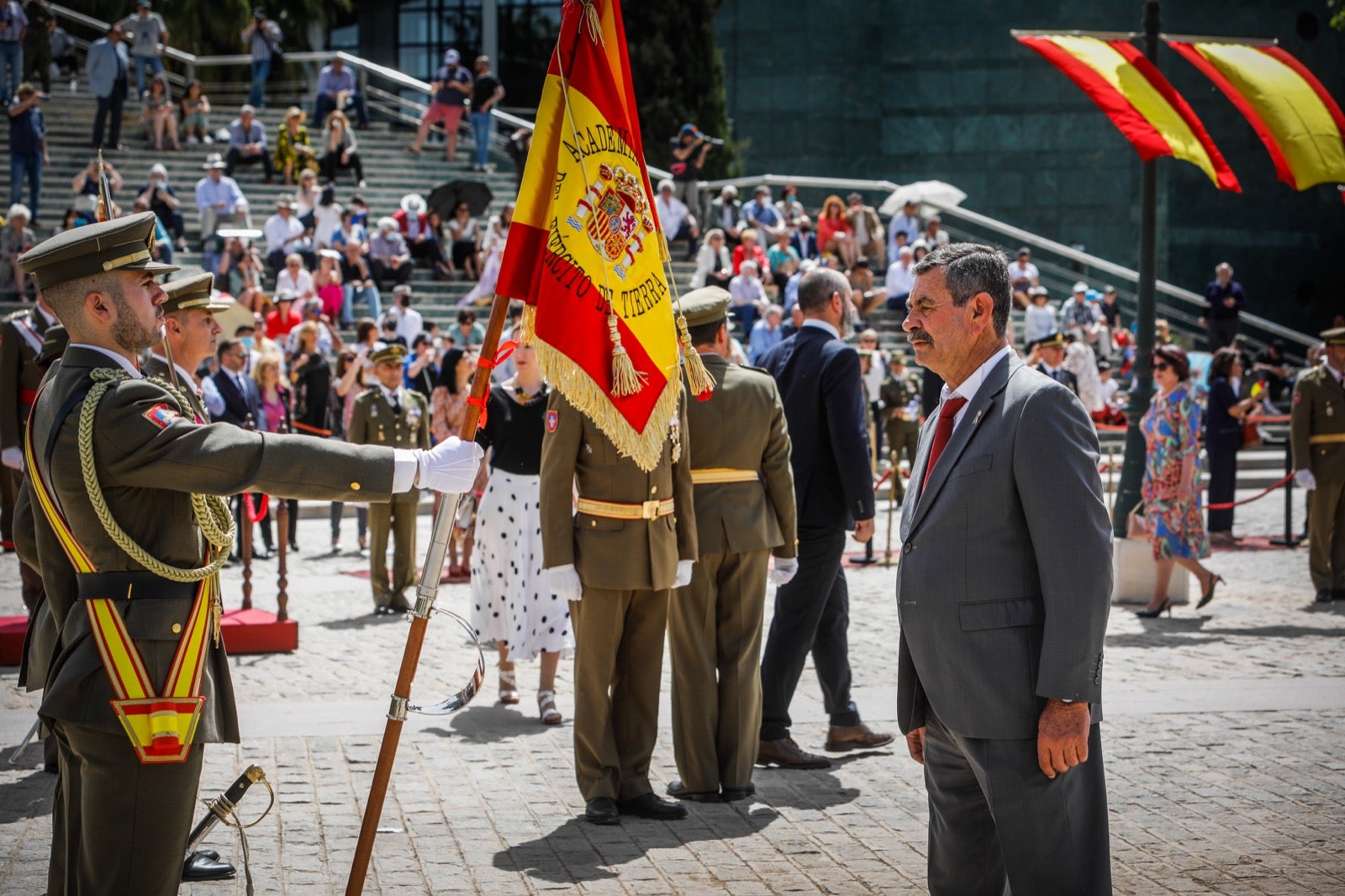 Más de 300 granadinos han llevado a cabo el juramento en la explanada del Palacio de Congresos.